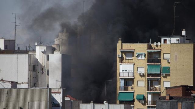 Vista del humo provocado por el incendio.