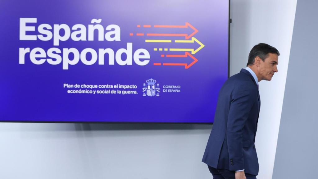 Sánchez, a su llegada a la rueda de prensa del sábado en la Moncloa, tras el Consejo de Ministros extraordinario.