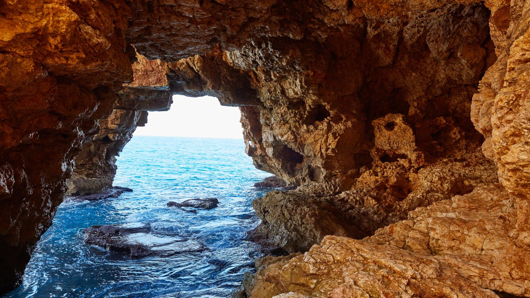 ¿Qué tiene esta playa de Alicante para que Google la posicione como una ...