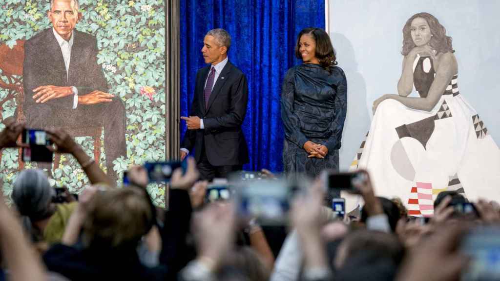 Barack y Michelle Obama, presentando sus retratos para la National Portrait Gallery.