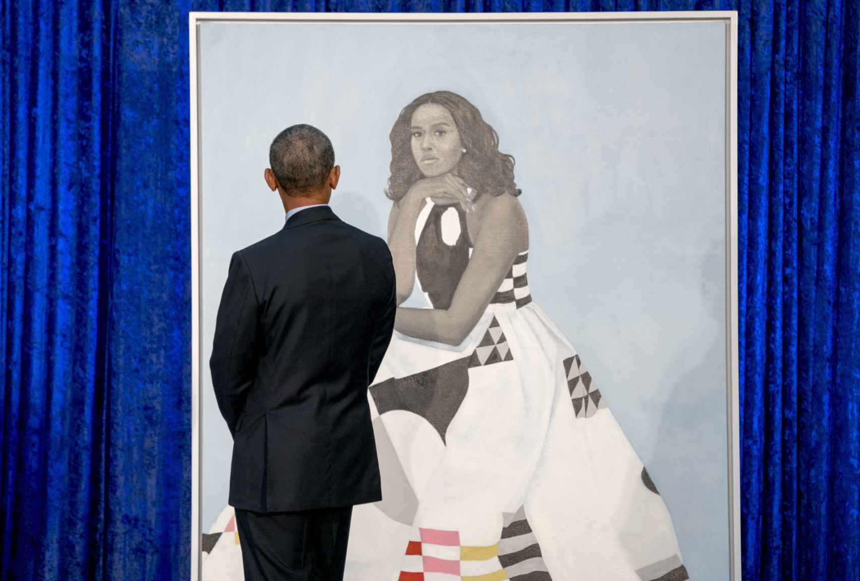 Barack Obama contempla el retrato de su esposa.