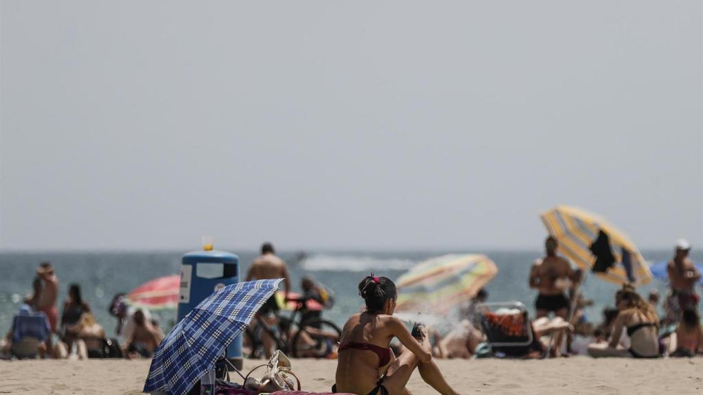 Una pareja pasea por una playa valenciana, el pasado fin de semana.