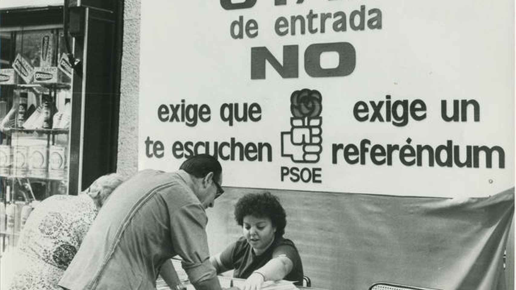 Mesa instalada por el PSOE para recoger firmas en apoyo de su postura respecto al ingreso de España en la OTAN, en septiembre de 1981.