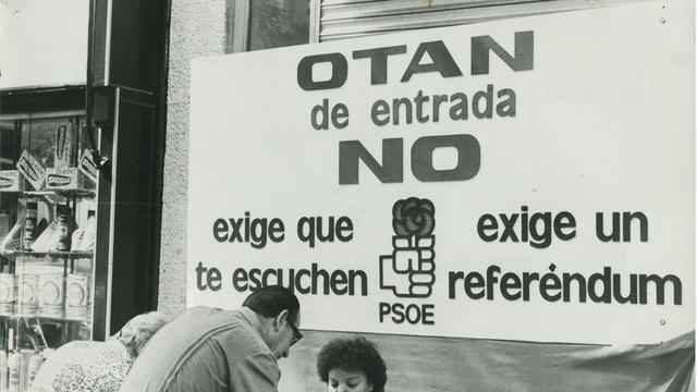 Mesa instalada por el PSOE para recoger firmas en apoyo de su postura respecto al ingreso de España en la OTAN, en septiembre de 1981.