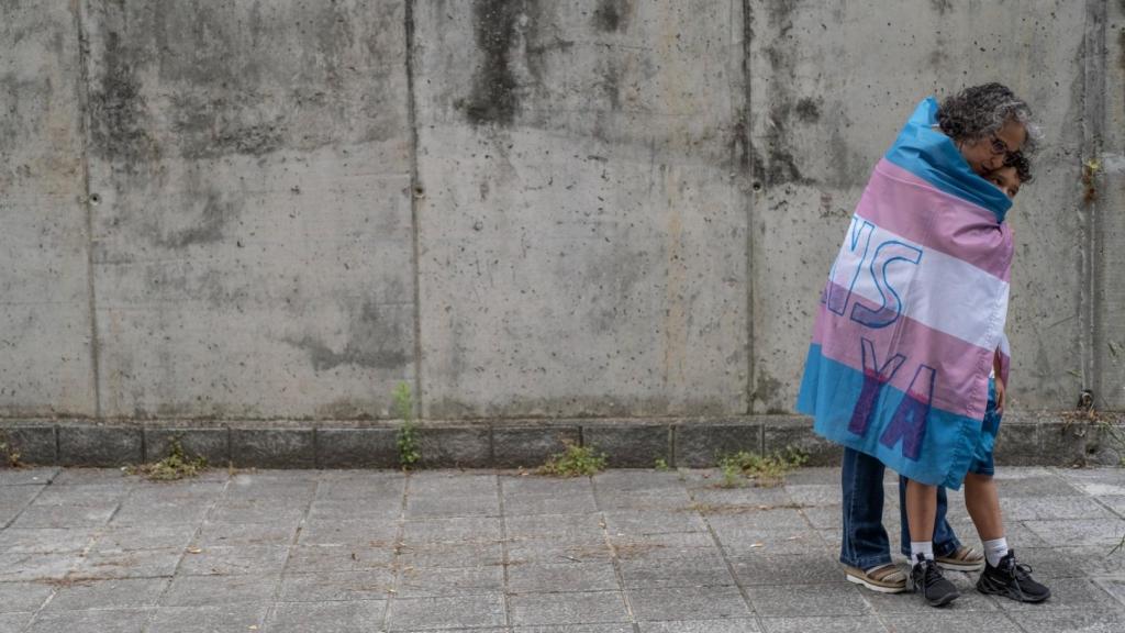 María José y Antonio, envueltos en la bandera trans.