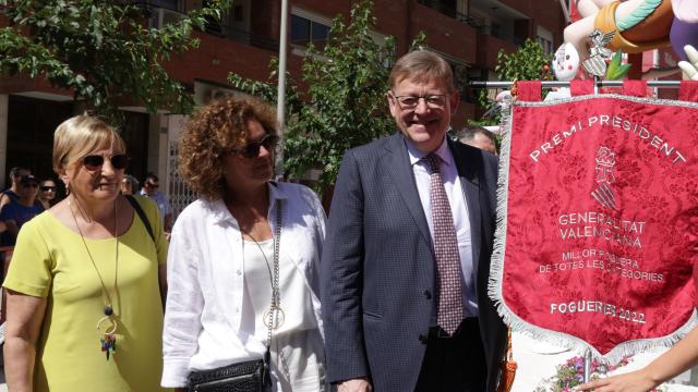 Ana Barceló y Ximo Puig, durante su visita a la comisión de Florida Portazgo, ganadora de Especial en las Hogueras de Alicante.