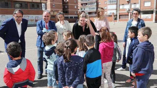 La consejera de Familia e Igualdad de Oportunidades, Isabel Blanco, visita el programa 'Conciliamos Verano 2022' en el colegio Tello Téllez de la capital