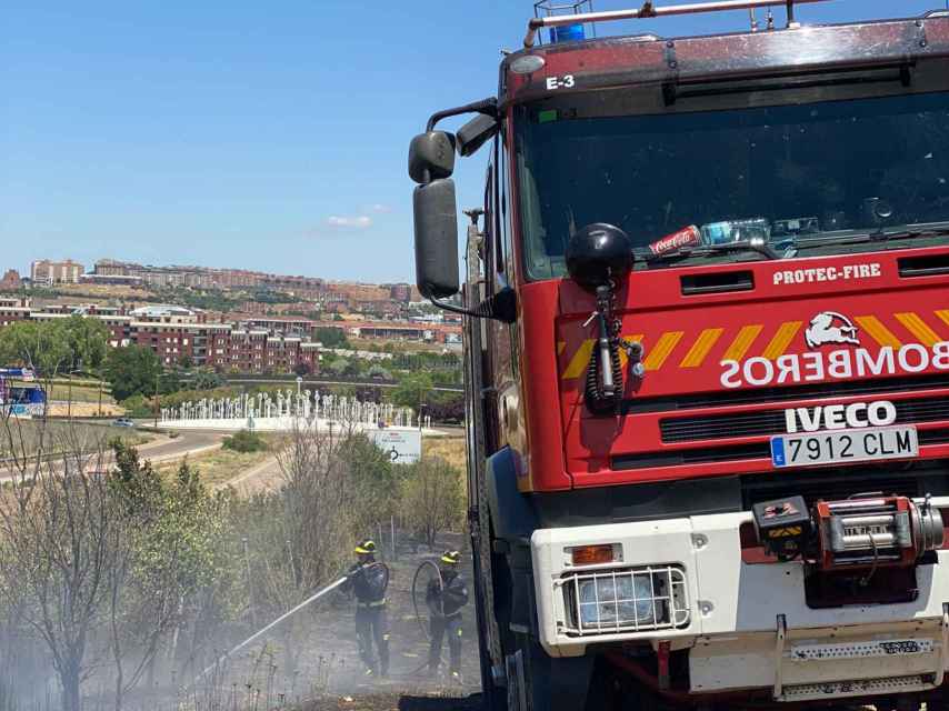 Los Bomberos de la Diputación sofocan un incendio de maleza junto al Hotel La Vega