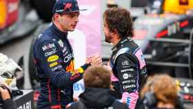 Max Verstappen y Fernando Alonso dialogan en el Gran Premio de Canadá