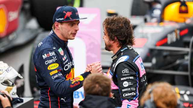 Max Verstappen y Fernando Alonso dialogan en el Gran Premio de Canadá