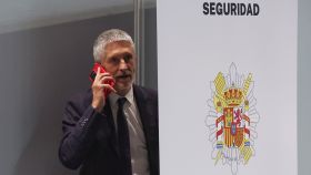 Fernando Grande-Marlaska, habla por teléfono durante su visita a las instalaciones del Centro de Coordinación de la cumbre de la OTAN.