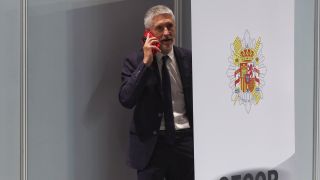 Fernando Grande-Marlaska habla por teléfono durante su visita a las instalaciones del Centro de Coordinación de la cumbre de la OTAN.