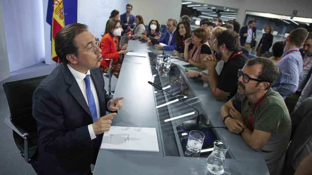 José Manuel Albares habla con los periodistas tras una rueda de prensa sobre la cumbre de la OTAN en Moncloa.