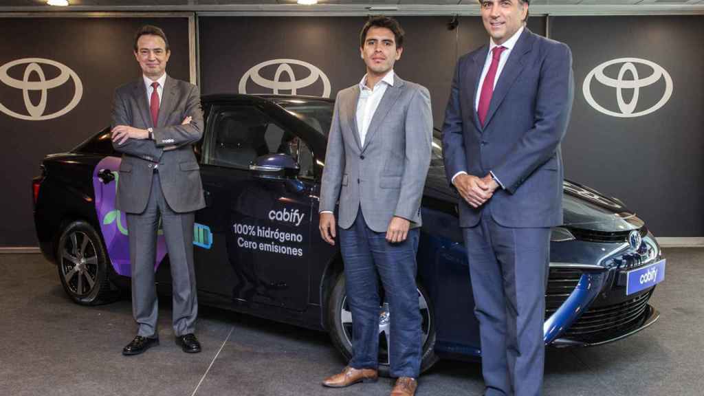 De izquierda a derecha Arturo Gonzalo (Enagás), Daniel Bedoya (Cabify) y Miguel Carsi (Toyota).