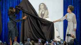 Michelle Obama muestra su retrato para la National Portrait Gallery de Washington, con la pintora Amy Sherald.