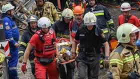 Los equipos de emergencia rescatan a una persona de entre los escombros tras el bombardeo ruso sobre Kiev.