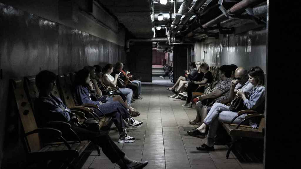 Varias personas dentro de un refugio subterráneo durante un ataque aéreo en Odesa.