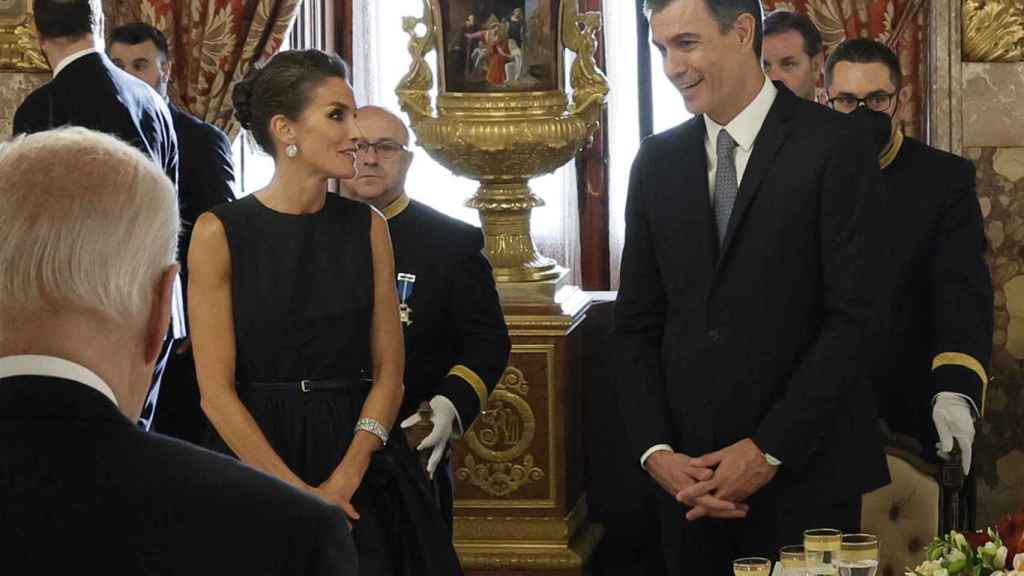 La reina Letizia y el presidente del Gobierno, Pedro Sánchez, esta tarde durante la recepción en el Palacio Real.