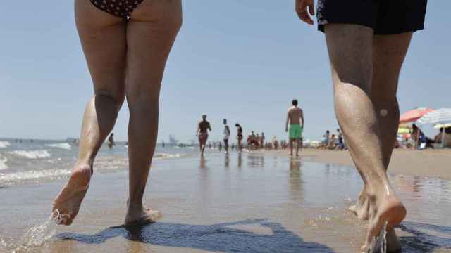 Dos personas pasean por una playa valenciana, el pasado fin de semana.