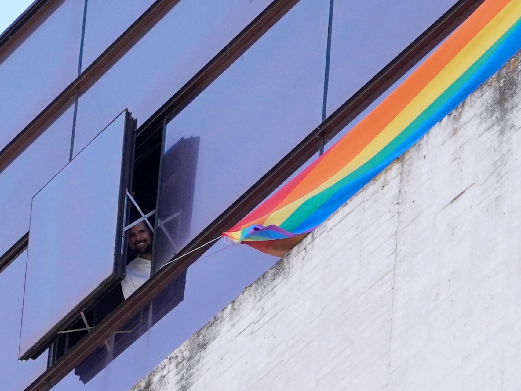 El secretario regional del PSOE Luis Tudanca durante la colocación de la bandera arcoíris en la zona del PSOE en las Cortes