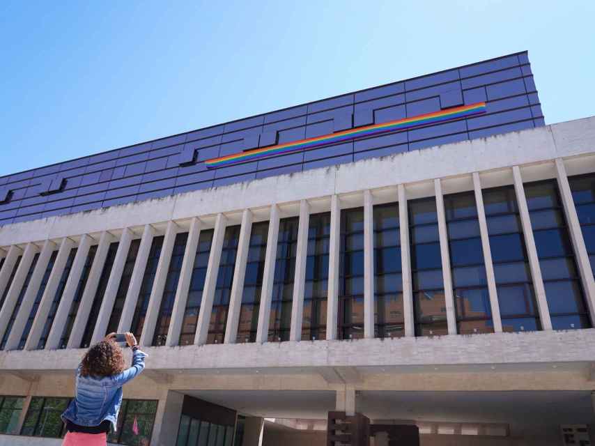 La bandera LGTBI desplegada en los balcones del PSOE en las Cortes, este lunes.