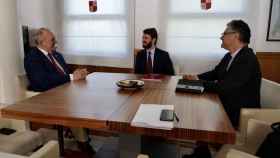 El vicepresidente de la Junta, Juan García-Gallardo, durante su reunión con el cónsul honorario de Polonia en Castilla y León, este martes.