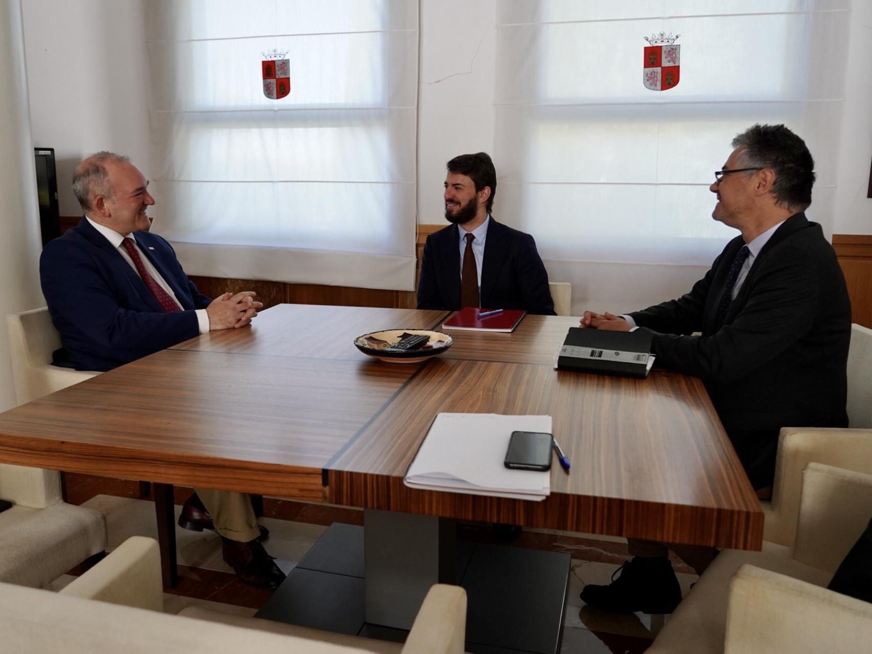 El vicepresidente de la Junta, Juan García-Gallardo, durante su reunión con el cónsul honorario de Polonia en Castilla y León, este martes.