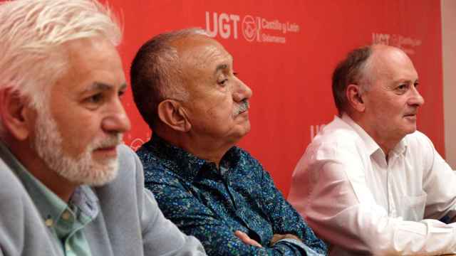 El secretario general de UGT, Pepe Álvarez, acompañado por los secretarios autonómico y local, Francisco Temprano y Marcelino Muñoz García