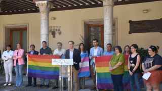 El presidente de la Diputación, Conrado Íscar, con representantes del colectivo LGTBI
