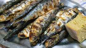 Unas sardinas en un plato con un trocito de pan.