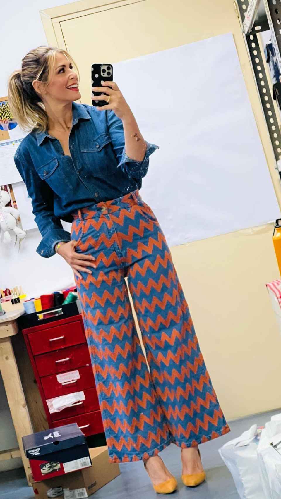 Los pantalones de Nuria Roca son de la firma Michonet.