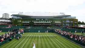 Un momento del partido entre Alizé Cornet y Yulia Putintseva en Wimbledon 2022.
