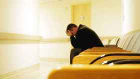 Imagen de archivo: un hombre en un hospital llora la pérdida de un ser querido.