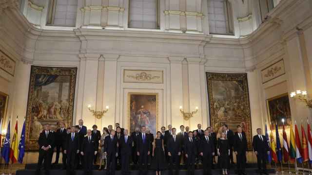 Felipe VI y Letizia junto a los jefes de Estado y de Gobierno que participan en la cumbre de la OTAN, este martes en el Salón de Alabarderos del Palacio Real,