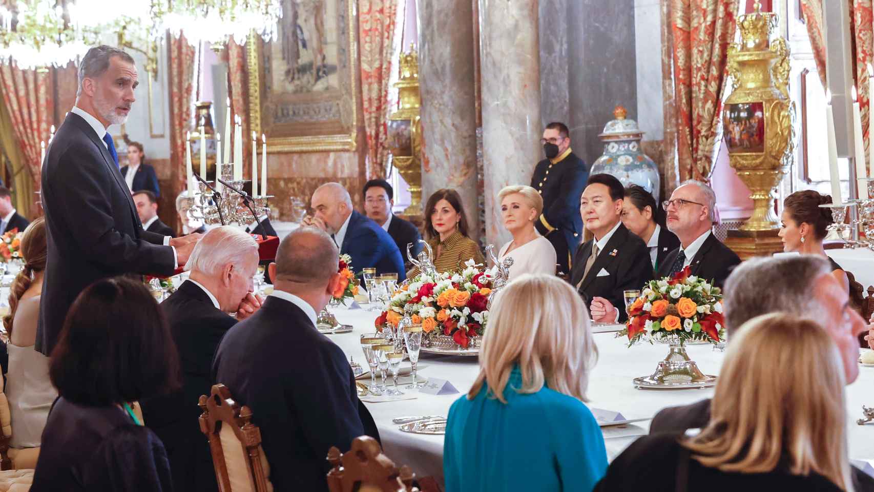 El rey Felipe (i. de pie) pronuncia unas palabras durante la cena que los monarcas españoles ofrecen a los jefes de Estado y jefes de Gobierno que participan en la cumbre de la OTAN, hoy martes en el Comedor de Gala del Palacio Real, en Madrid.