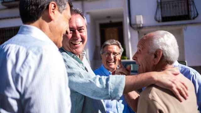 El secretario general del PSOE andaluz, Juan Espadas, en una imagen de archivo en Baza saludando a unos vecinos.