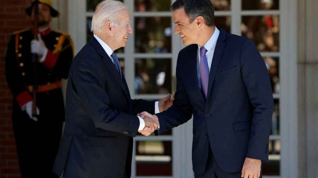 El presidente de EEUU, Joe Biden, y Pedro Sánchez, durante su saludo a las puertas de la Moncloa, este martes.