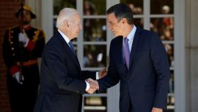 El presidente de Estados Unidos, Joe Biden, saluda a Pedro Sánchez en Moncloa.