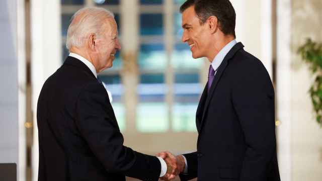 Pedro Sánchez estrecha la mano de Joe Biden, tras comparecer ante la prensa en el Salón Barceló de Moncloa.
