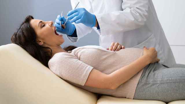 Imagen de archivo de una revisión dental de una mujer embarazada
