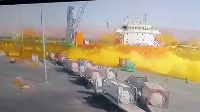 Momento de la fuga, que deja una nube tóxica de color amarillo en el puerto de Aqaba.