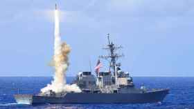 El destructor USS Curtis Wilbur lanzando un misil SM-2