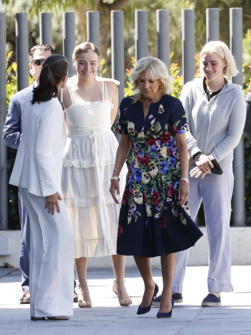 La Reina recibe a Jill y a nietas, una de ellas en chándal.