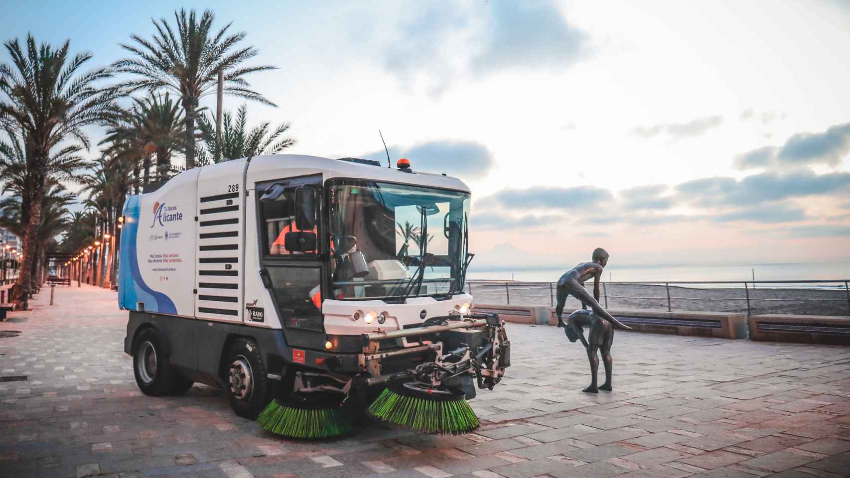 Un operario de limpieza de Alicante, en imagen de archivo.
