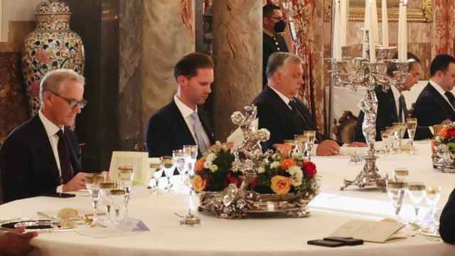 El presidente de Hungría, Viktor Obán (d), en la cena celebrada este martes en el Palacio Real junto a Gauthier Desternay (2d), marido del primer ministro de Luxemburgo, Xavier Bettel.