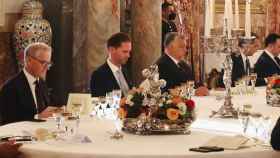 El presidente de Hungría, Viktor Obán (d), en la cena celebrada este martes en el Palacio Real junto a Gauthier Desternay (2d), marido del primer ministro de Luxemburgo, Xavier Bettel.
