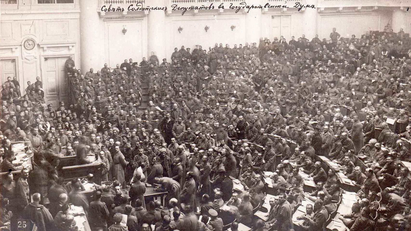 Asamblea del sóviet de Petrogrado en 1917.