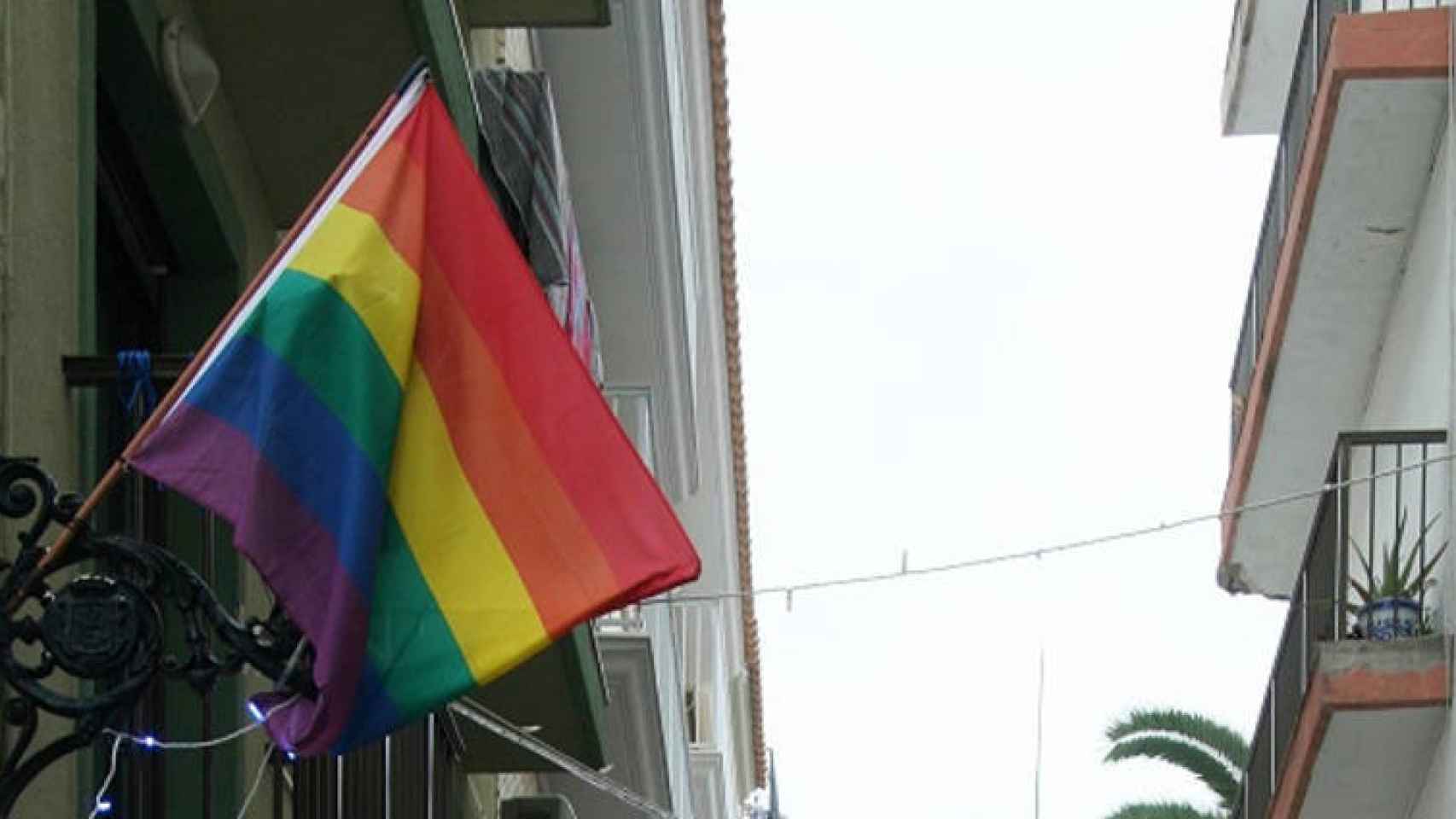 Bandera con los colores LGTBI en el casco antiguo de la ciudad.