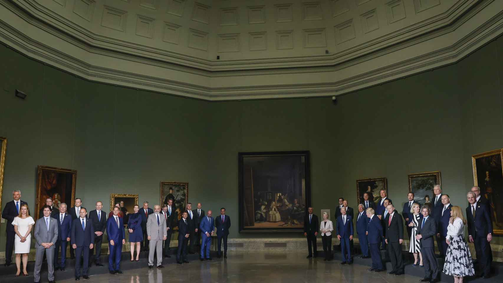 Foto de familia de los jefes de Estado y jefes de Gobierno que participan en la cumbre de la OTAN, antes de la cena ofrecida por el presidente del Gobierno, Pedro Sánchez, este miércoles en el Museo del Prado, en Madrid.