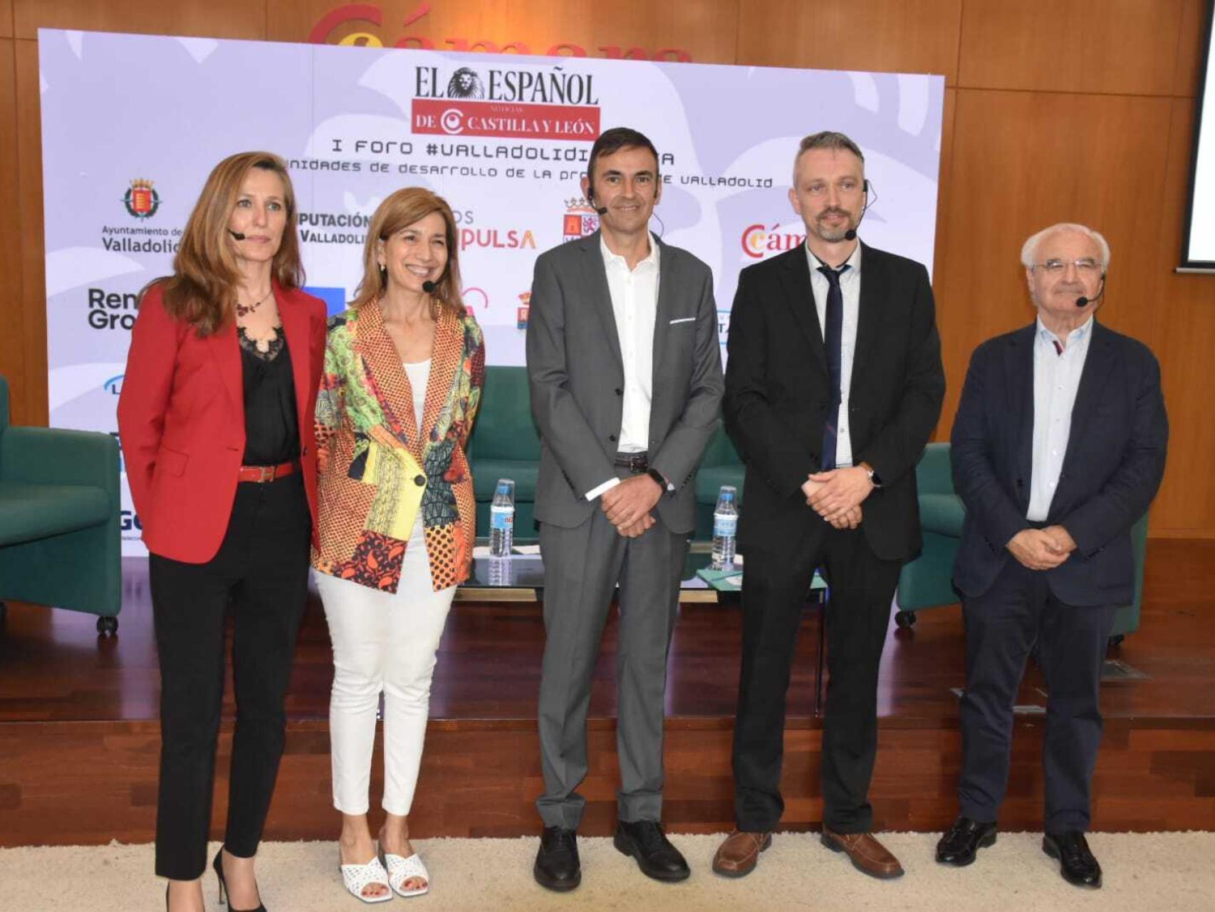 Laura de Miguel, redactora de EL ESPAÑOL-Noticias CyL, Rosa Cuesta, directora general de Política Económica de la Junta, José Manuel Fuentes, director de la factoría de montaje de Renault Group en Valladolid,  Lionel Vialat, director de planta de Switch Mobility y José Luis López, delegado de Faconauto en Castilla y León, este miércoles.